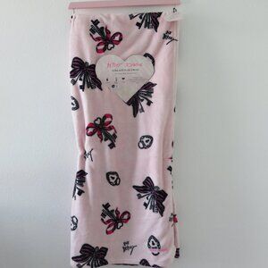 Betsey Johnson Ultra Soft Plush Throw Blanket (50 in x 70 in)